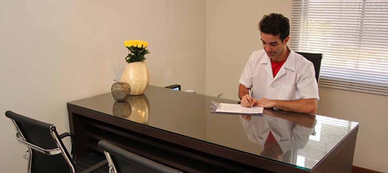 Dr. Sérgio Rosa em seu consultório
